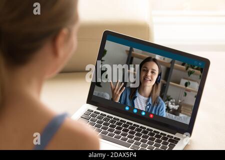 Jeune femme qui profite de la webcam lors d'un appel vidéo avec un ami. Banque D'Images