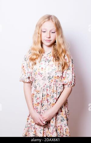 Portrait d'une jeune fille aux cheveux justes portant une robe d'été. Banque D'Images