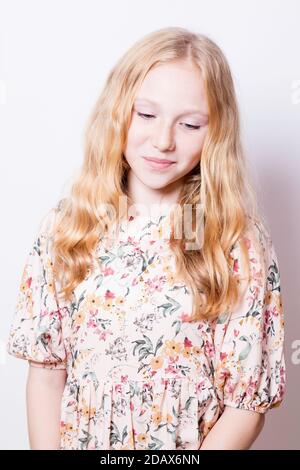 Portrait d'une jeune fille aux cheveux justes portant une robe d'été. Banque D'Images