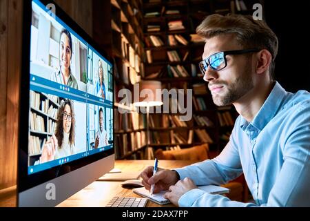 Homme d'affaires ayant une réunion d'équipe virtuelle chat sur vidéo conférence téléphonique à l'aide d'un pc. Banque D'Images
