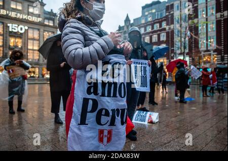 Un manifestant avec un drapeau qui disait « J'aime le Pérou » pendant la manifestation.la communauté péruvienne des pays-Bas a participé au centre d'Amsterdam pour protester contre le nouveau gouvernement péruvien tout en demandant la démission de Merino, l'ancien président du congrès qui a prêté serment mardi dernier en tant que président. Banque D'Images