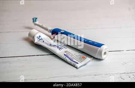 Norwich, Norfolk, Royaume-Uni – novembre 14 2020. Illustration d'une photo éditoriale d'un tube de dentifrice Sensodyne et d'une brosse à dents électrique Banque D'Images