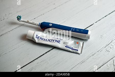 Norwich, Norfolk, Royaume-Uni – novembre 14 2020. Illustration d'une photo éditoriale d'un tube de dentifrice Sensodyne et d'une brosse à dents électrique Banque D'Images