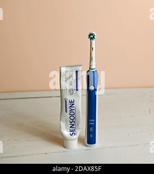 Norwich, Norfolk, Royaume-Uni – novembre 14 2020. Illustration d'une photo éditoriale d'un tube de dentifrice Sensodyne et d'une brosse à dents électrique Banque D'Images