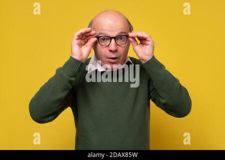 Choqué inquiet homme âgé maintenant la bouche ouverte. Banque D'Images