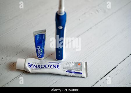 Norwich, Norfolk, Royaume-Uni – novembre 14 2020. Photo éditoriale d'un tube de dentifrice Sensodyne Sensodyne et bonjela Banque D'Images