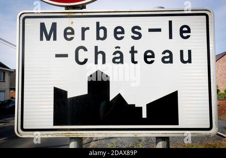 L'illustration montre le nom de la municipalité de Merbes-le-Château sur un panneau routier, le mardi 22 mai 2018. BELGA PHOTO VIRGINIE LEFOUR Banque D'Images