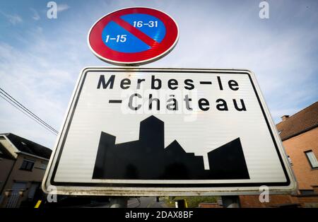 L'illustration montre le nom de la municipalité de Merbes-le-Château sur un panneau routier, le mardi 22 mai 2018. BELGA PHOTO VIRGINIE LEFOUR Banque D'Images