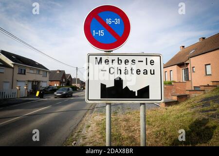 L'illustration montre le nom de la municipalité de Merbes-le-Château sur un panneau routier, le mardi 22 mai 2018. BELGA PHOTO VIRGINIE LEFOUR Banque D'Images