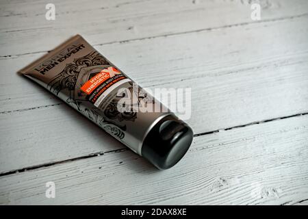 Norwich, Norfolk, Royaume-Uni – novembre 14 2020. Photo d’illustration d’un tube en plastique de crème de tatouage l’Oréal Banque D'Images