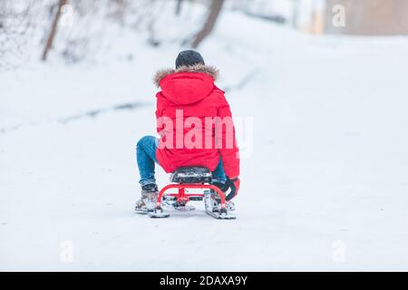 Lviv, Ukraine - Janvier 5, 2019 : les enfants de la colline de neige coulissante Banque D'Images