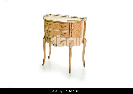 Ancienne commode européenne en bois de style baroque sur fond blanc. Banque D'Images