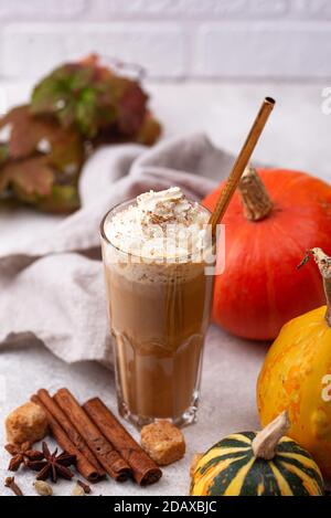 Latte de citrouille, boisson chaude d'automne Banque D'Images