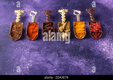 Différentes épices asiatiques ou indiennes Banque D'Images