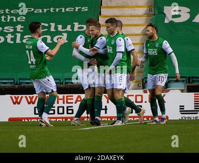 Betfred Cup - Hibernian / Dundee. Easter Road Stadium, Édimbourg, Midlothian, Royaume-Uni. 15 novembre 2020. Hibs accueille Dundee à la Betfred Cup, sur la route de Pâques, à Édimbourg. Pic shows: HibsÕ en avant, James Gullan, est attrapé par des coéquipiers après avoir marquant son sideÕs 3ème but. Crédit : Ian Jacobs/Alay Live News Banque D'Images