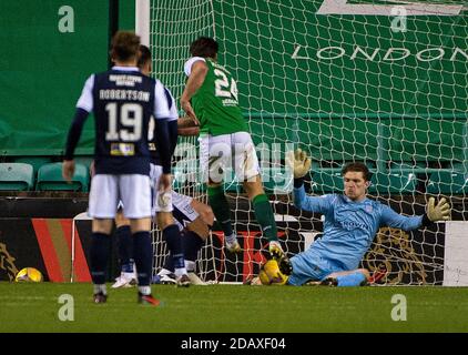 Betfred Cup - Hibernian / Dundee. Easter Road Stadium, Édimbourg, Midlothian, Royaume-Uni. 15 novembre 2020. Hibs accueille Dundee à la Betfred Cup, sur la route de Pâques, à Édimbourg. Pic shows: Super arrêt par le gardien de but Dundee, Jack Hamilton. Crédit : Ian Jacobs/Alay Live News Banque D'Images