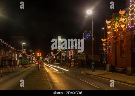 Melton Road à Leicester, nommé « Golden Mile » prêt pour les célébrations de Divali. La ville de Leicester, au Royaume-Uni, détient le plus grand Diwali cel