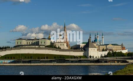 Vue sur le Kremlin de Kazan de l'autre côté de la rivière Kazanka. La cathédrale d'Annonciation, le palais présidentiel et la mosquée de Kul Sharif sont tous visibles. Banque D'Images