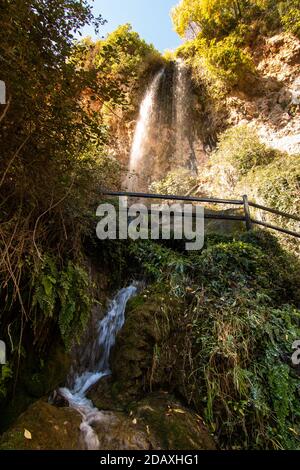 Vue à angle bas d'une cascade dans l'épaisseur d'une cascade dans l'épaisseur d'une forêt luxuriante. Concept de la nature Banque D'Images