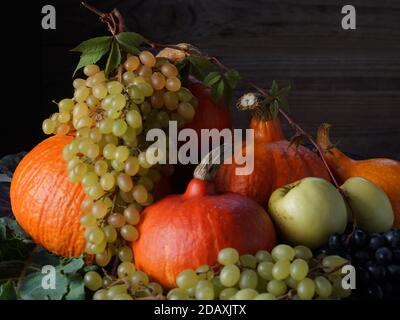 Durée de vie des citrouilles, des raisins et des pommes Banque D'Images