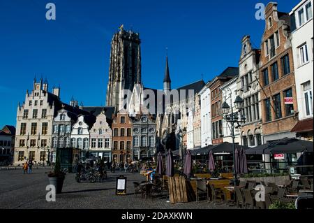 L'illustration montre un ciel froid et ensoleillé au-dessus du Sint-Romboutstoren et de la ville, à Mechelen, dans la matinée du dimanche 18 novembre 2018. POIDS Banque D'Images