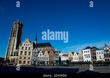 L'illustration montre un ciel froid et ensoleillé au-dessus du Sint-Romboutstoren et de la ville, à Mechelen, dans la matinée du dimanche 18 novembre 2018. POIDS Banque D'Images