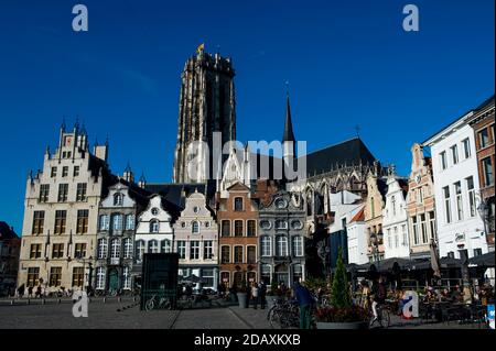 L'illustration montre un ciel froid et ensoleillé au-dessus du Sint-Romboutstoren et de la ville, à Mechelen, dans la matinée du dimanche 18 novembre 2018. POIDS Banque D'Images