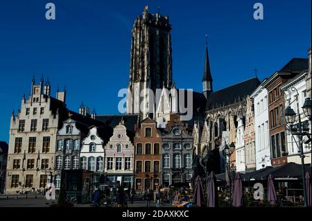 L'illustration montre un ciel froid et ensoleillé au-dessus du Sint-Romboutstoren et de la ville, à Mechelen, dans la matinée du dimanche 18 novembre 2018. POIDS Banque D'Images