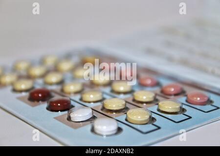 Un paquet complet de 28 pilules contraceptives combinées de Qlira Banque D'Images