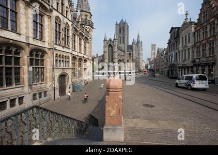 Illustration de la cathédrale de L-R, Sint-Niklaaskerk, belfort et Sint-Baafskathedraal, dimanche 19 avril 2020, à Gand. BELGA PHOTO NICOLAS Banque D'Images