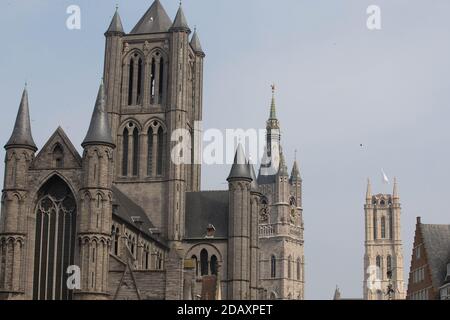 Illustration de la cathédrale de L-R, Sint-Niklaaskerk, belfort et Sint-Baafskathedraal, dimanche 19 avril 2020, à Gand. BELGA PHOTO NICOLAS Banque D'Images