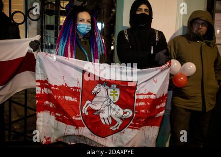 Moscou, Russie. Le 15 novembre, 2020 manifestants détiennent un ancien drapeau blanc-rouge-blanc de la Biélorussie utilisé en opposition au gouvernement lors d'une protestation contre les résultats officiels de l'élection présidentielle biélorusse devant l'ambassade biélorusse à Moscou, en Russie Banque D'Images