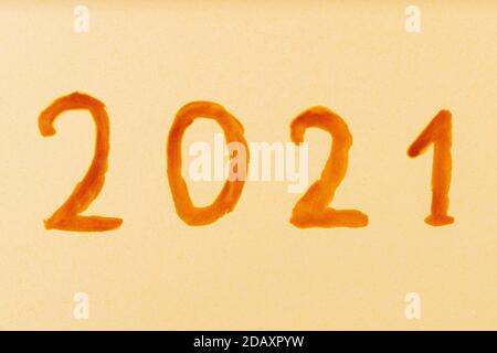 Texte 2021 sur fond beige. Concept de la nouvelle année. Célébration de la nouvelle année en quarantaine. Vue de dessus Banque D'Images