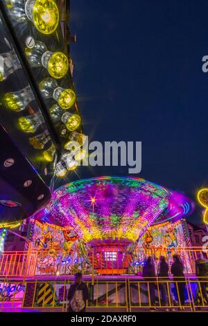 Exposition longue des lumières du carrousel la nuit Banque D'Images