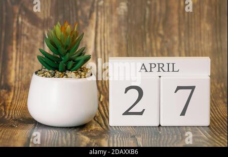 Pot de fleurs et calendrier pour la saison des neiges à partir du 27 avril. Heure de printemps. Banque D'Images