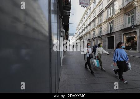 Naples, Italie. 15 novembre 2020. Les gens portant un masque protecteur marchent sur une rue vide de Toledo dans le centre-ville. A partir du 15 novembre la région de Campanie est dans la zone rouge avec le plus haut niveau de restrictions pour couronner la propagation de la maladie Covid-19. Crédit : Agence photo indépendante/Alamy Live News Banque D'Images