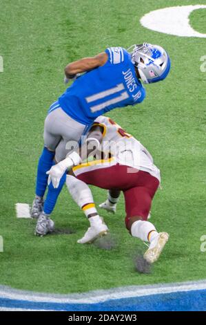 DETROIT, MI - 15 NOVEMBRE : l'équipe de football de Washington S Deshazor Everett (22) a frappé les Detroit Lions WR Marvin Jones Jr. (11) après une prise lors d'un match de la NFL entre l'équipe de football de Washington et les Detroit Lions le 15 novembre 2020 à Ford Field à Detroit, MI (photo d'Allan Dranberg/Cal Sport Media) Banque D'Images