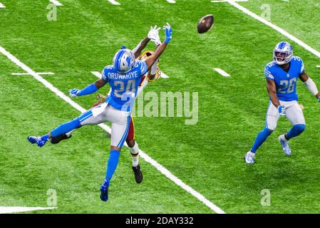 DETROIT, MI - 15 NOVEMBRE : l'équipe de football de Washington WR Jeff Badet (84) ne peut pas prendre de passe car le CB des Detroit Lions Amani Oruwariye (24) défend pendant le match NFL entre l'équipe de football de Washington et les Detroit Lions le 15 novembre 2020 au Ford Field de Detroit, MI (photo d'Allan Dranberg/Cal Sport Media) Banque D'Images