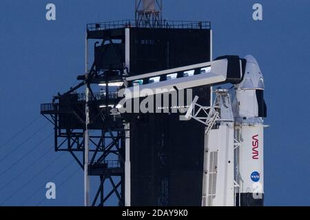 Une fusée SpaceX Falcon 9 à bord du vaisseau spatial Crew Dragon de la société est visible juste avant le lever du soleil sur le plateau de lancement du complexe de lancement 39A alors que les préparatifs se poursuivent pour la mission Crew-1, le 15 novembre 2020, au Kennedy Space Center de la NASA en Floride. La mission SpaceX Crew-1 de la NASA est la première mission rotationnelle de l'équipage du vaisseau spatial SpaceX Crew Dragon et de la fusée Falcon 9 à destination de la Station spatiale internationale dans le cadre du programme d'équipage commercial de l'agence. Les astronautes de la NASA Mike Hopkins, Victor Glover et Shannon Walker, ainsi que l'astronaute Soichi Noguchi de l'Agence japonaise d'exploration aérospatiale Banque D'Images