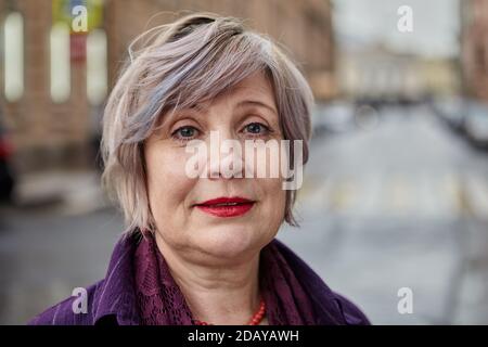 Belle femme âgée avec un petit portrait de cheveux à l'extérieur. Banque D'Images