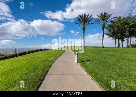 Palmiers et vue sur la ville avec ciel nuageux au signal Hill Hilltop Park à long Beach en Californie. Banque D'Images