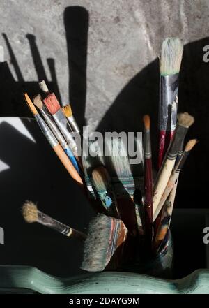 pinceaux dans le studio des artistes Banque D'Images