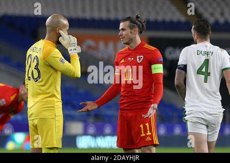 Cardiff, Royaume-Uni. 15 novembre 2020. Gareth Bale du pays de Galles (11) avec Darren Randolph, gardien de but de la République d'Irlande. UEFA Nations League, groupe H Match, pays de Galles contre République d'Irlande au stade de Cardiff, dans le sud du pays de Galles, le dimanche 15 novembre 2020. Usage éditorial seulement. photo par Andrew Orchard/Andrew Orchard sports Photography/Alay Live News crédit: Andrew Orchard sports Photography/Alay Live News Banque D'Images