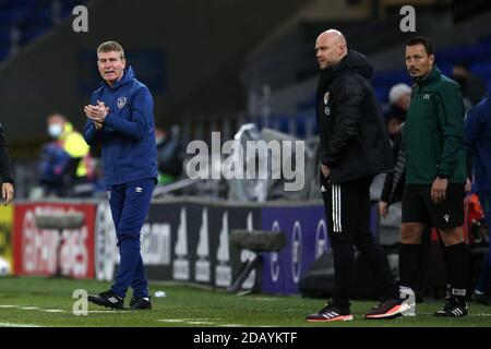 Cardiff, Royaume-Uni. 15 novembre 2020. Stephen Kenny, l'entraîneur en chef de la République d'Irlande (l) et Rob page, l'entraîneur du pays de Galles, regardent depuis la ligne de contact. UEFA Nations League, groupe H Match, pays de Galles contre République d'Irlande au stade de Cardiff, dans le sud du pays de Galles, le dimanche 15 novembre 2020. Usage éditorial seulement. photo par Andrew Orchard/Andrew Orchard sports Photography/Alay Live News crédit: Andrew Orchard sports Photography/Alay Live News Banque D'Images