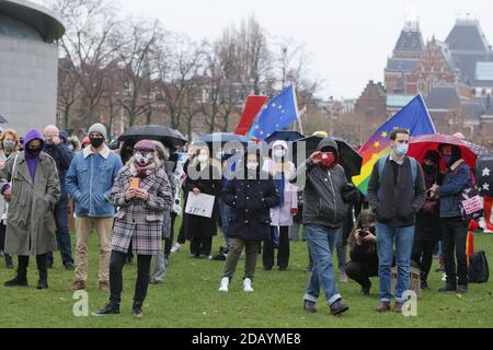 Des activistes pro-choix portant des masques protecteurs protestent contre le nouveau Restriction à la loi sur l'avortement en Pologne au Museumplein au milieu Le Coronavir Banque D'Images