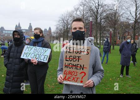 Des activistes pro-choix portant des masques protecteurs protestent contre le nouveau Restriction à la loi sur l'avortement en Pologne au Museumplein au milieu Le Coronavir Banque D'Images