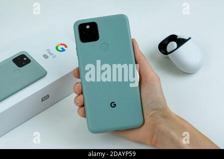 Google Pixel 5 en couleur SortA Sage. Banque D'Images