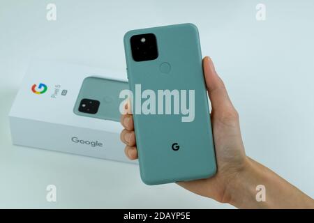 Google Pixel 5 en couleur SortA Sage. Banque D'Images