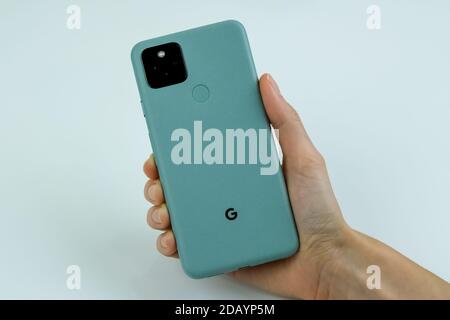 Google Pixel 5 en couleur SortA Sage. Banque D'Images