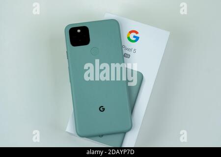 Google Pixel 5 en couleur SortA Sage. Banque D'Images